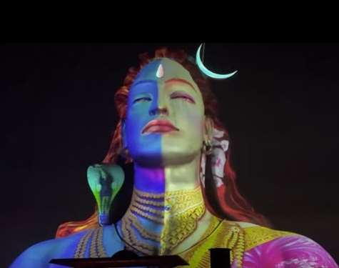 Don’t Miss the 3D laser show called Adiyogi Divya Darshanam. It is a 14-minute light and sound show happens daily at 7:00 pm projected upon the Adiyog
